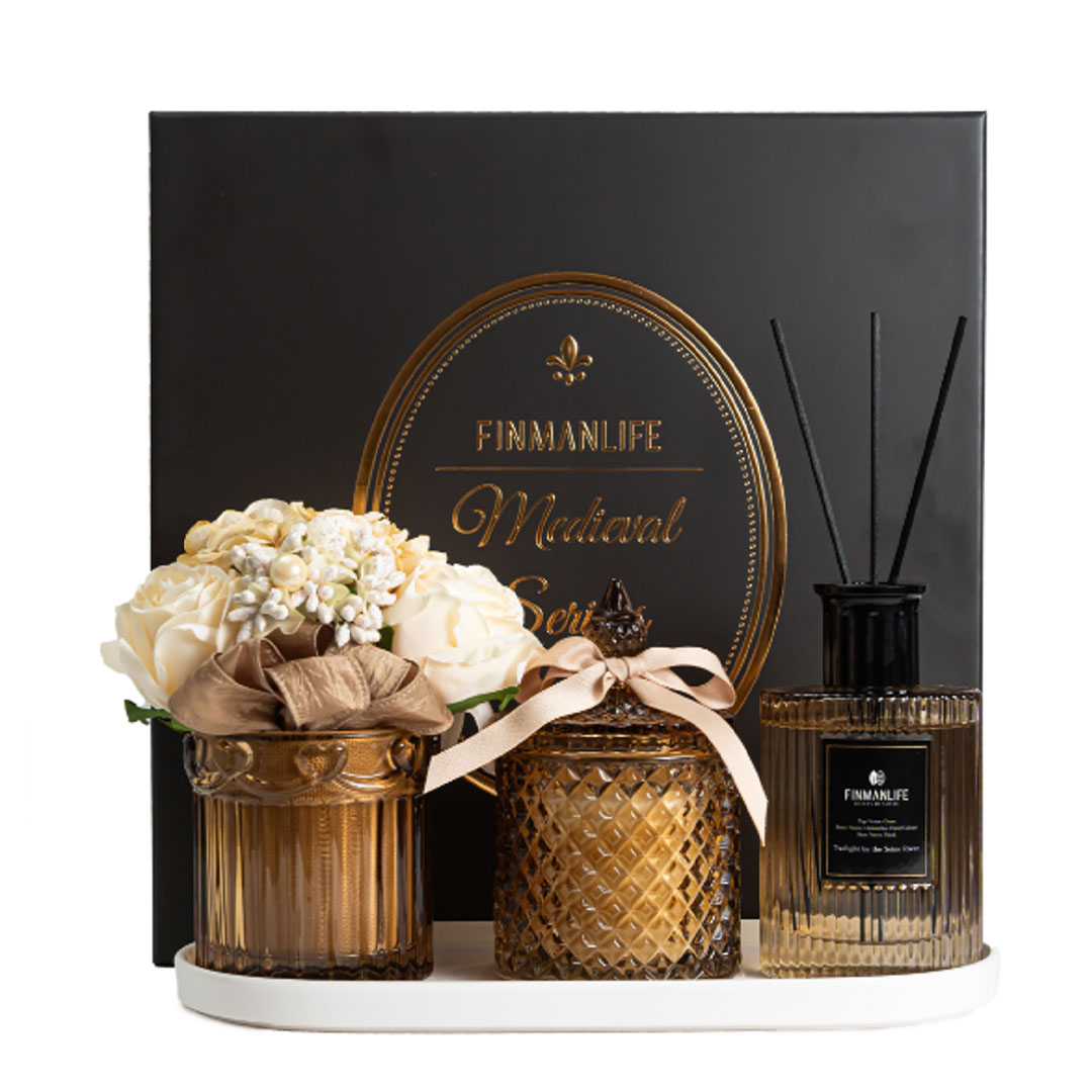 مجموعة هدية مؤلفة من شمعة و معطر جو و مزهرية ازهار صناعية