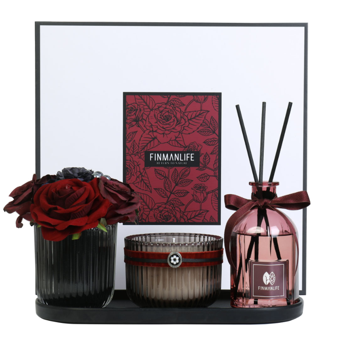 مجموعة هدية مؤلفة من شمعة و معطر جو و مزهرية ازهار صناعية