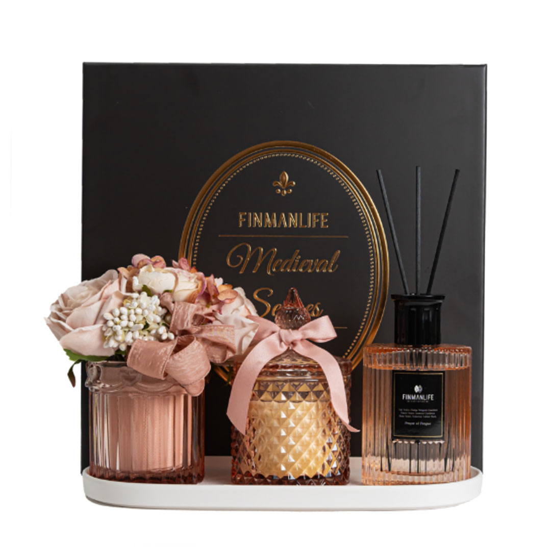 مجموعة هدية مؤلفة من شمعة و معطر جو و مزهرية ازهار صناعية
